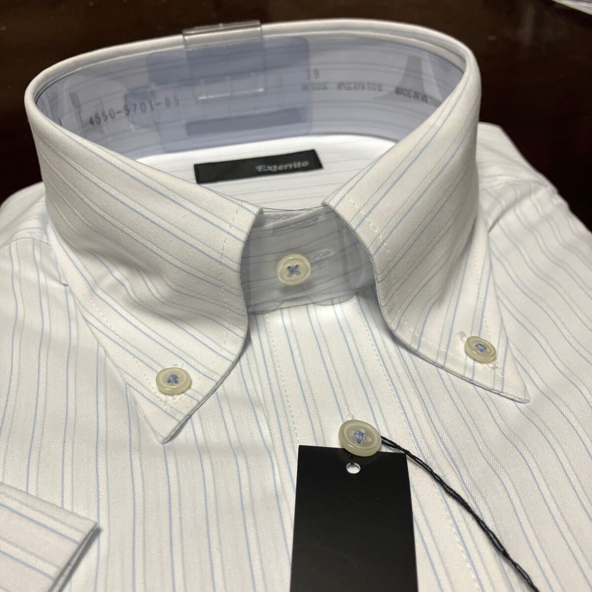 百貨店販売品　Exterrito　形態(tài)安定　白×ブルーストライプ卆袖ワイシャツ　LL(首43㎝)　ボタンダウン　スリムフィット　送料無料