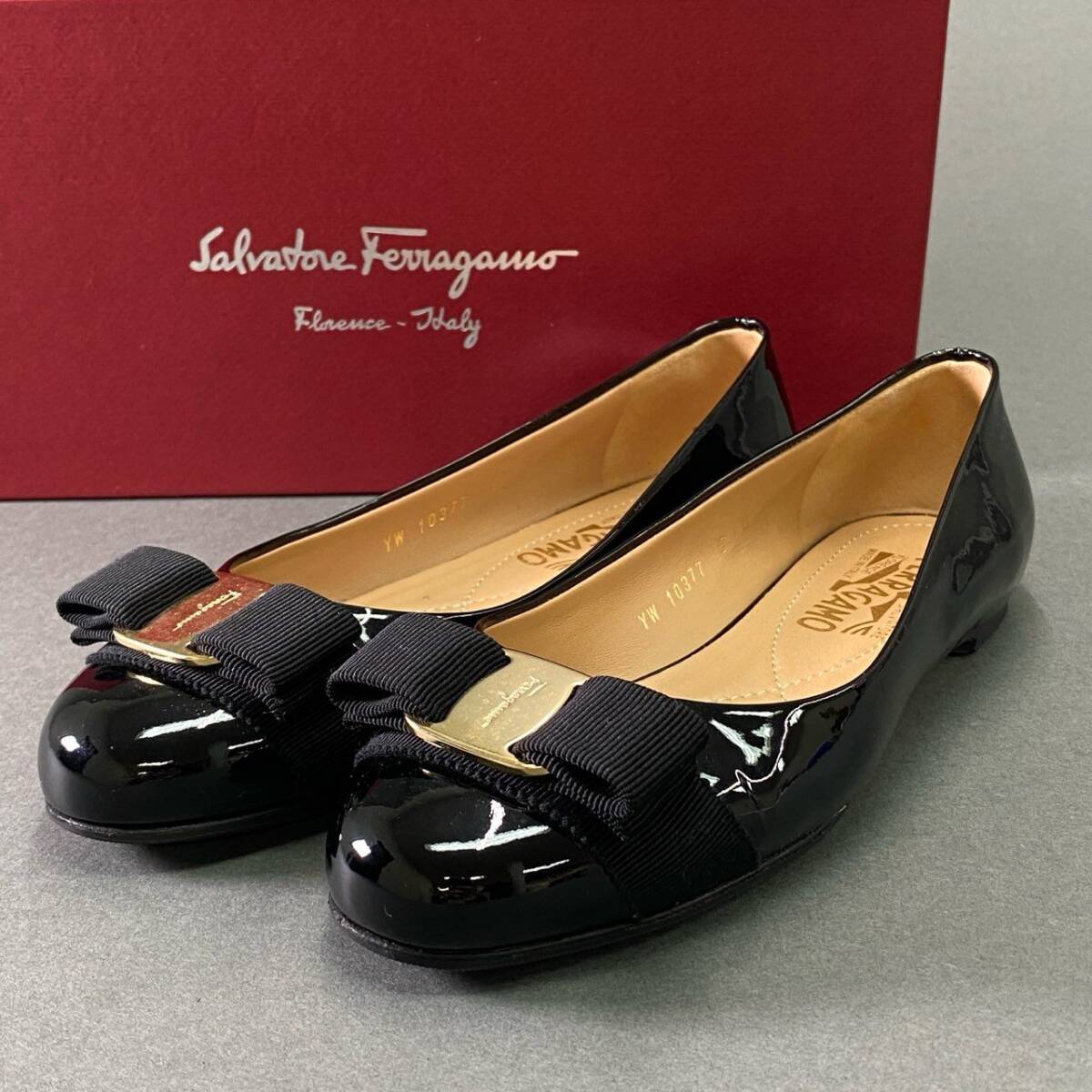 10f8 《美品》 Salvatore Ferragamo サルヴァトーレ フェラガモ VARA ヴァラリボン エナメルパンプス 5 ブラック フラットシューズ 箱付き