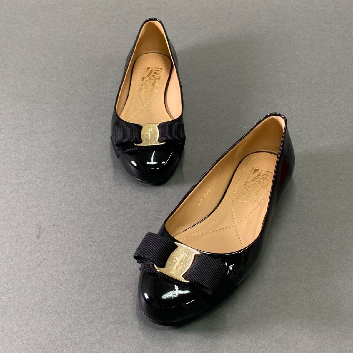 10f8 《美品》 Salvatore Ferragamo サルヴァトーレ フェラガモ VARA ヴァラリボン エナメルパンプス 5 ブラック フラットシューズ 箱付き