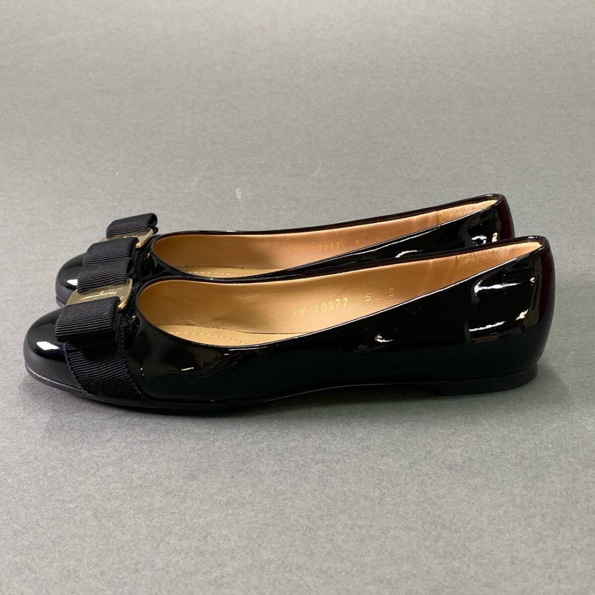 10f8 《美品》 Salvatore Ferragamo サルヴァトーレ フェラガモ VARA ヴァラリボン エナメルパンプス 5 ブラック フラットシューズ 箱付き