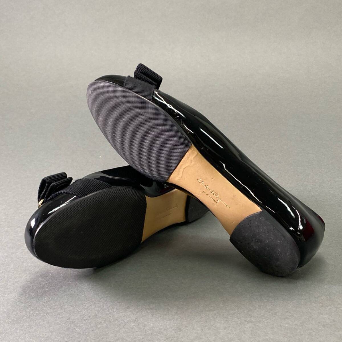 10f8 《美品》 Salvatore Ferragamo サルヴァトーレ フェラガモ VARA ヴァラリボン エナメルパンプス 5 ブラック フラットシューズ 箱付き