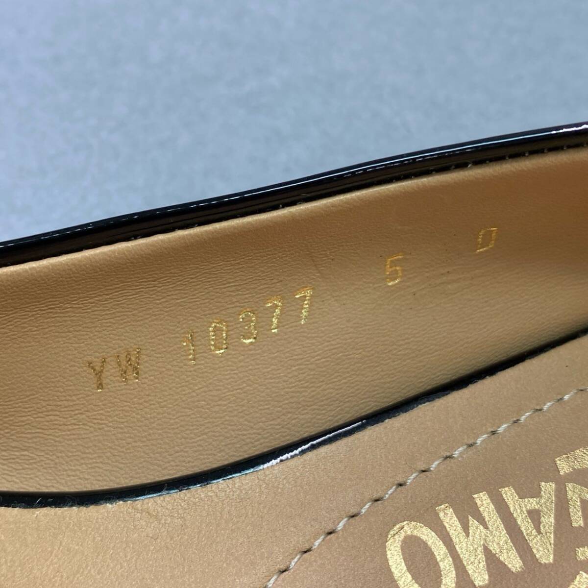 10f8 《美品》 Salvatore Ferragamo サルヴァトーレ フェラガモ VARA ヴァラリボン エナメルパンプス 5 ブラック フラットシューズ 箱付き