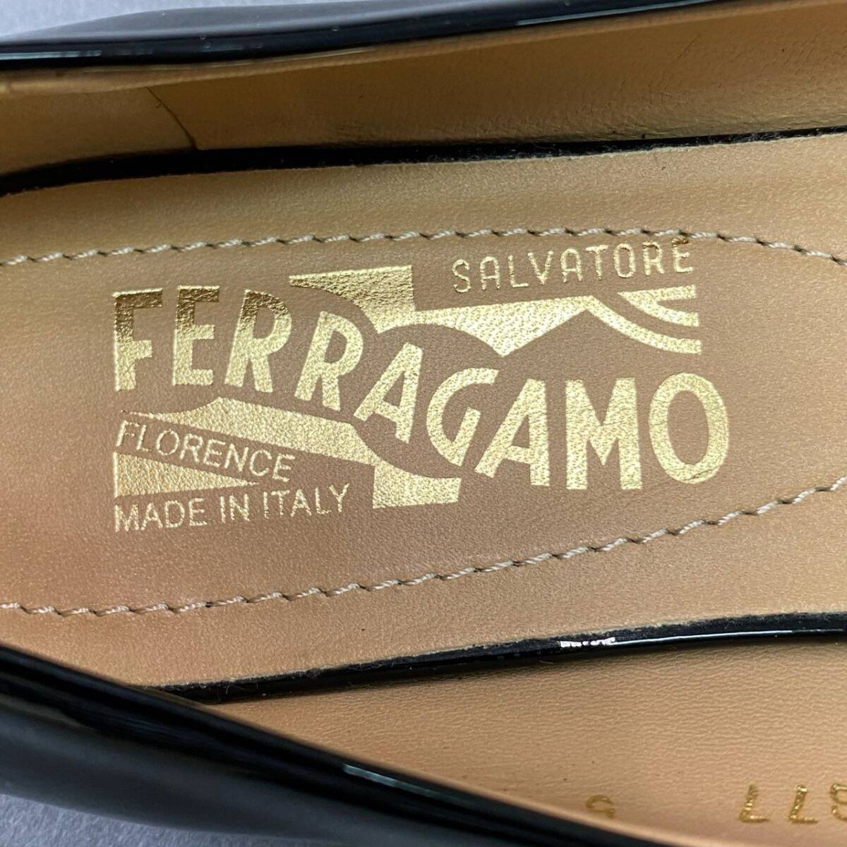 10f8 《美品》 Salvatore Ferragamo サルヴァトーレ フェラガモ VARA ヴァラリボン エナメルパンプス 5 ブラック フラットシューズ 箱付き