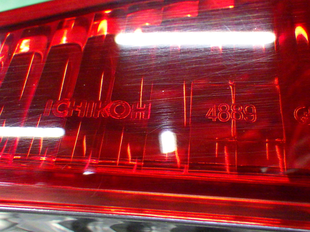 ローレル[HC35 后期]ブレーキランプ左右テールライト ICHIKOH 4889