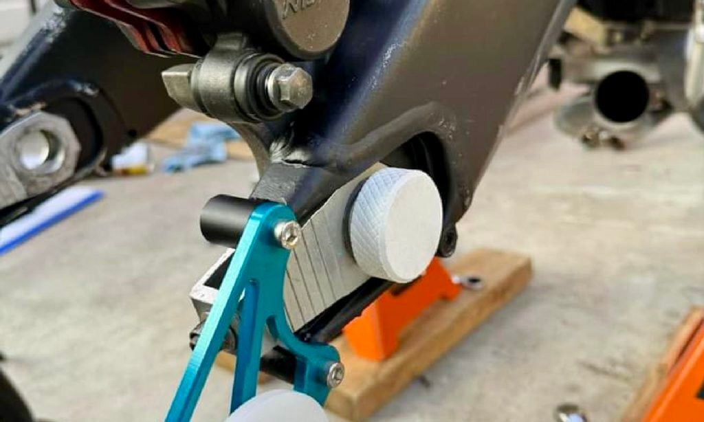 Route33.jp YZF-R6用（13S）リアブレーキサポート固定治具 タイヤ交換 ホイール交換 アイデア商品
