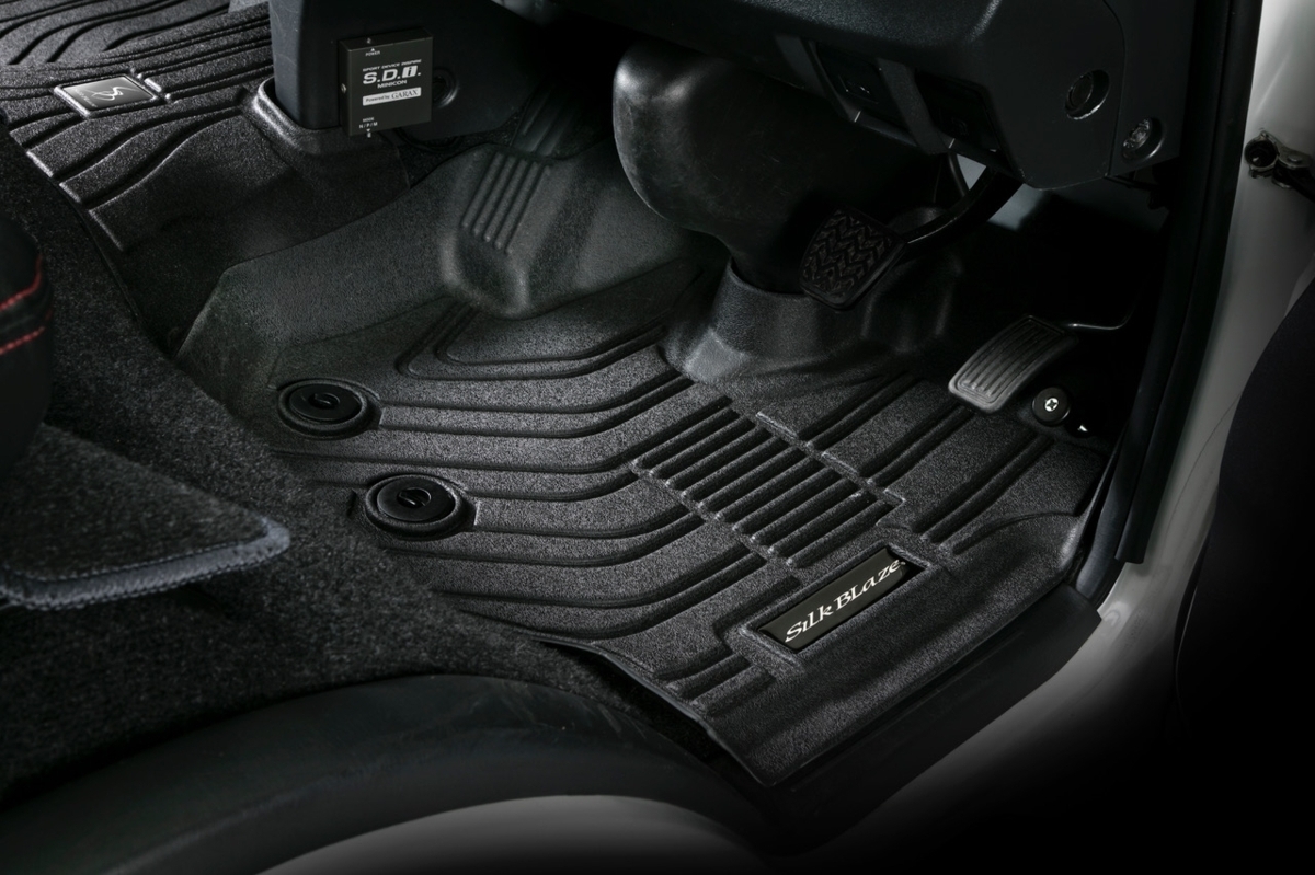 SilkBlaze 3Dフロアマット[フロント2P] 200系ハイエース 標準ボディ ＡＴ車専用 [平成25年12月～28年12月]_画像2