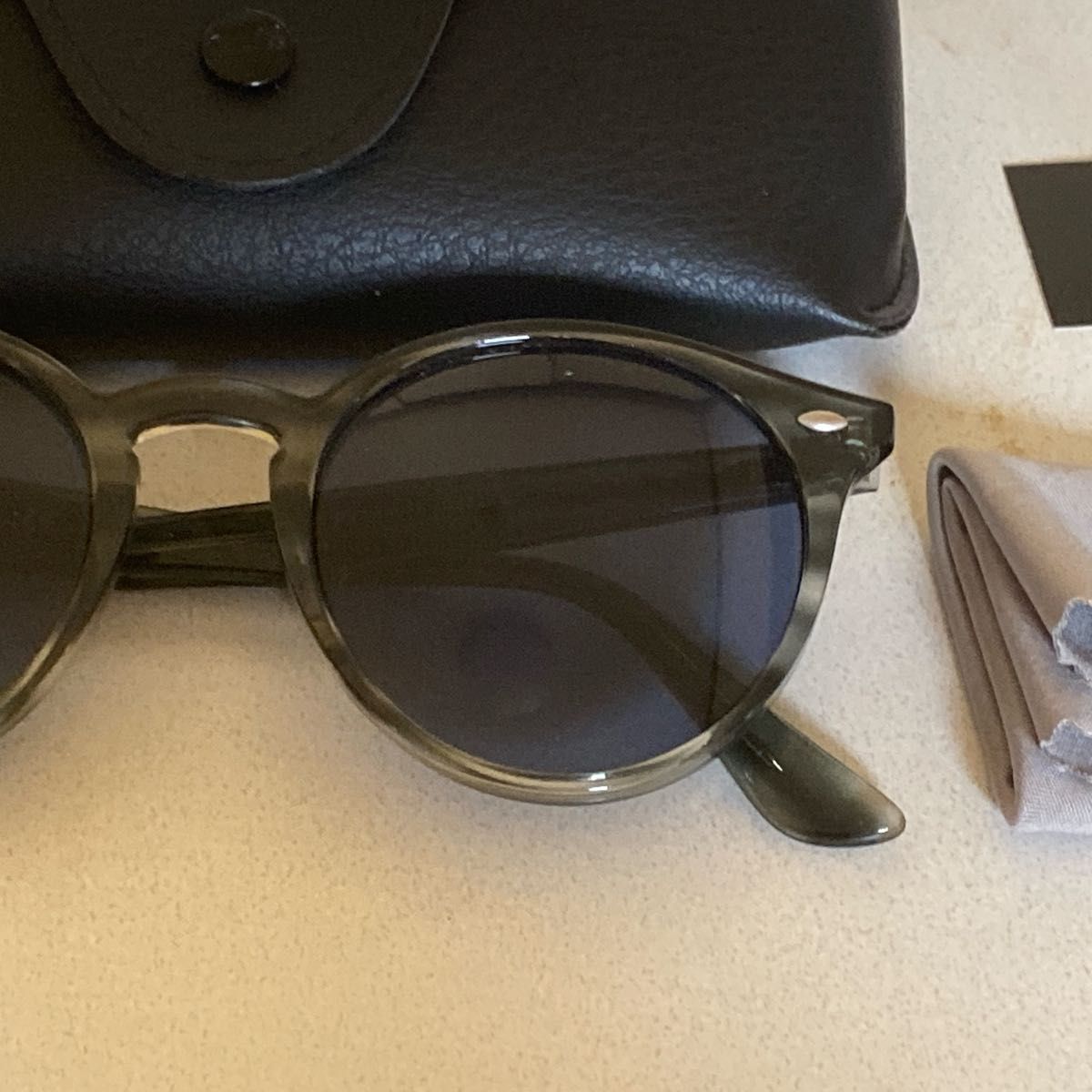 Ray-Ban ラウンドサングラス グレー/ケース付き Ray-Ban グレーラウンドサングラス ケース付き レイバン 眼鏡