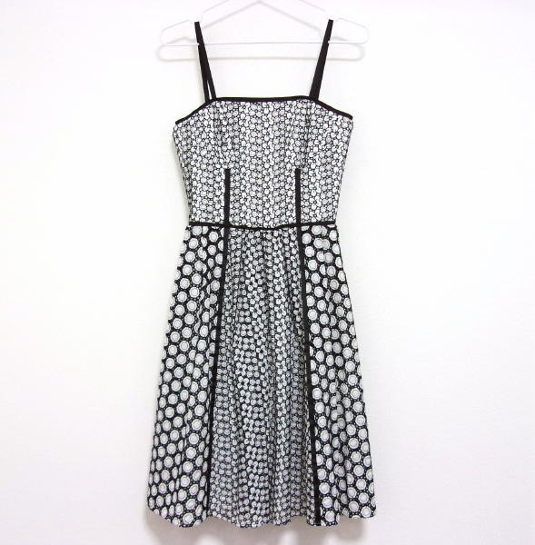 最安価格 新品★Blumarine★ブルマリン★カットワークレース★ワンピース★サイズ38★イタリア製★ブラック ホワイト ブルマリン 最安価格 新品★Blumarine★ブルマリン★カットワークレース★ワンピース★サイズ38★イタリア製★ブラック ホワイト ブルマリン