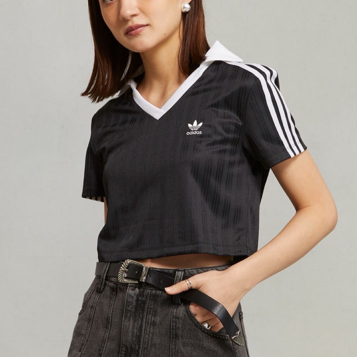 ADIDAS ORIGINALS☆クロップド Tシャツ Vネック ポロシャツ 韓国 アディカラー フットボール ジャカード Vネック クロップ