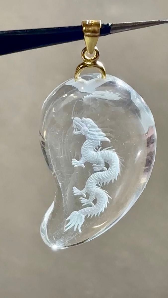 水晶の勾玉 龍の彫物ペンダントトップ お守り 縁起物 キーホルダーにも ドラゴン 昇龍 クリアクォーツ 天然石