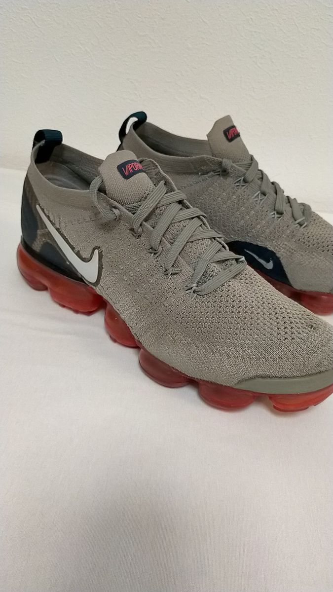 クールグレーとディープレッドの対比が美しいフライニット仕様【ゴールデンサイズ/中古】ナイキ NIKE ヴェイパーマックス 27.0