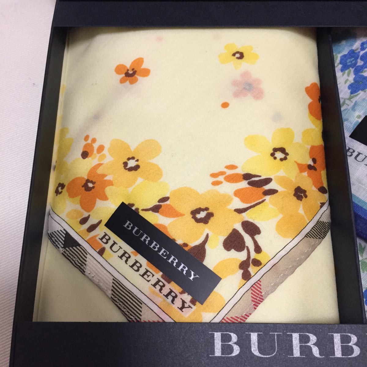 即決！ラッピング可◆ バーバリー Burberry ハンカチ 2枚セット ノバチェック 箱入り 花柄 ブルー&イエロー プレゼント 2531-h_画像2