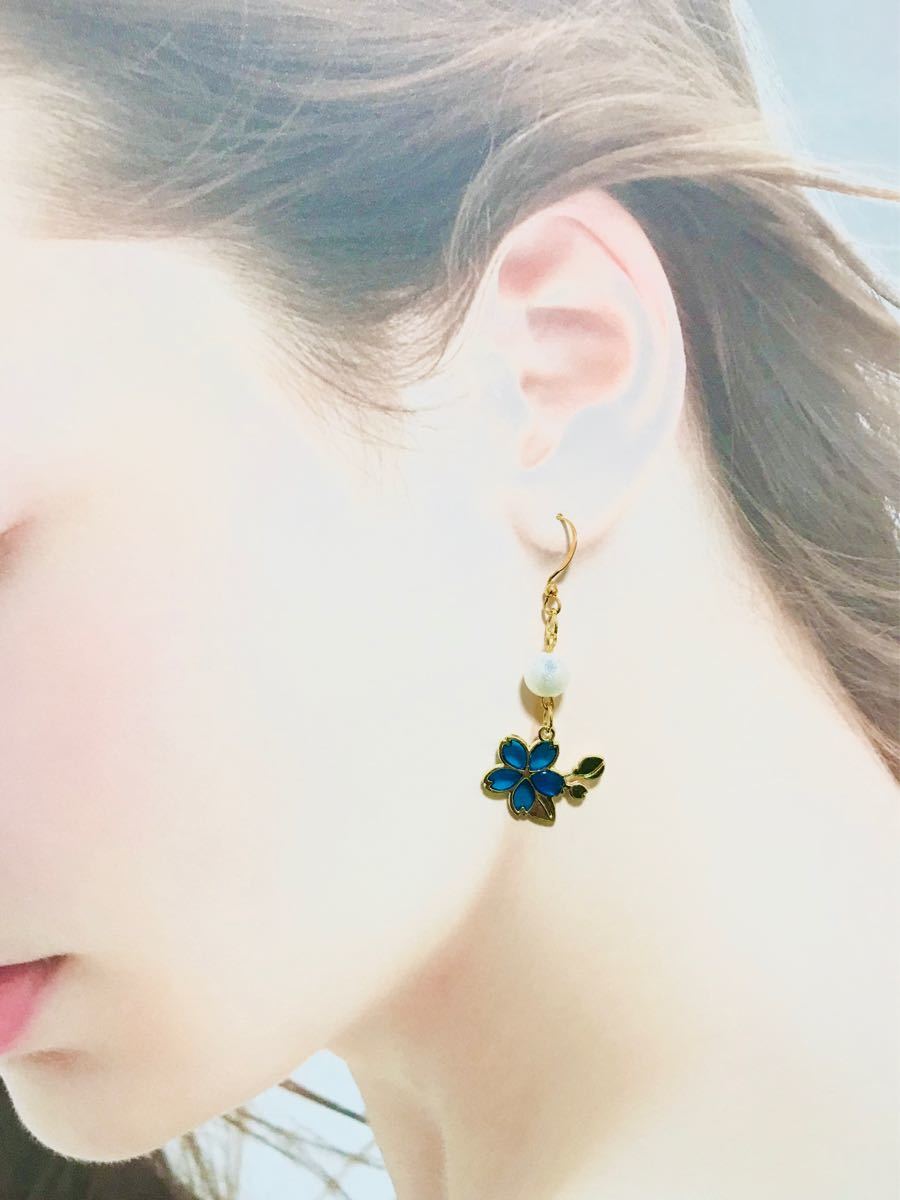 ブルーのネモフィラ花ピアス☆ハンドメイド