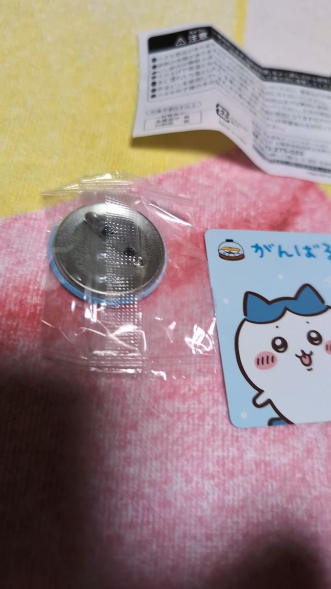 《ちいかわ×くら寿司》 ハチワレの缶バッチとカードの2点セット