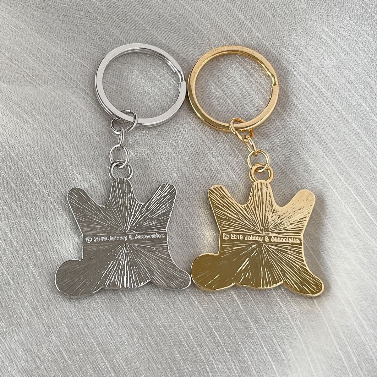 【日向】嵐を旅する展覧会 スワロフスキーキーホルダー ゴールド&シルバー 新品未使用】嵐を旅する展覧会 スワロフスキーキーホルダー