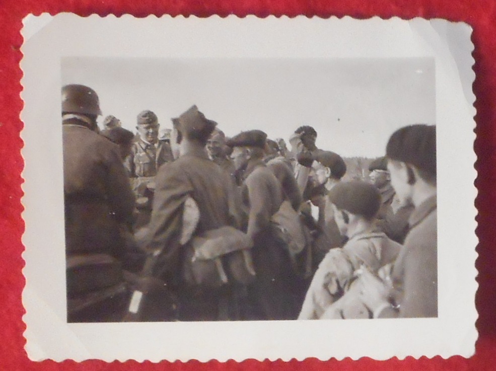 ●古写真 ドイツ軍からの命令を聴くソ連軍の捕虜たち　裏面にGefangen (捕虜）の書込 ■卍稀少! ナチスドイツ史料館 200613_画像1