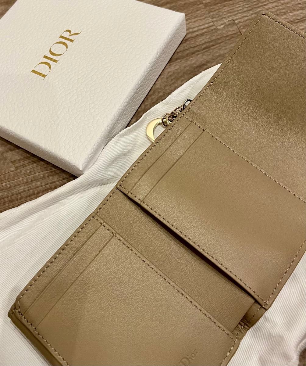 Dior Lady Dior ロータスウォレット ベージュ Lady Dior ロータスウォレット ディオール DIOR 三つ折り財布