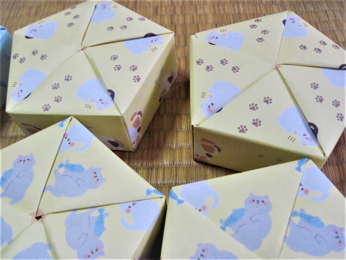 雑貨■五角箱 ネコ 猫柄 2柄 セット キャット かわいい ふわふわ 丸い ブルー イエロー No.020 手工芸 折り紙 小物入れ_画像3