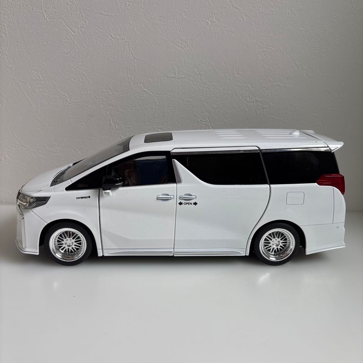 新品未使用!トヨタ アルファード 1/18 ホワイト★ 新品未使用 トヨタ アルファード 1/18 ホワイト|Yahoo!フリマ