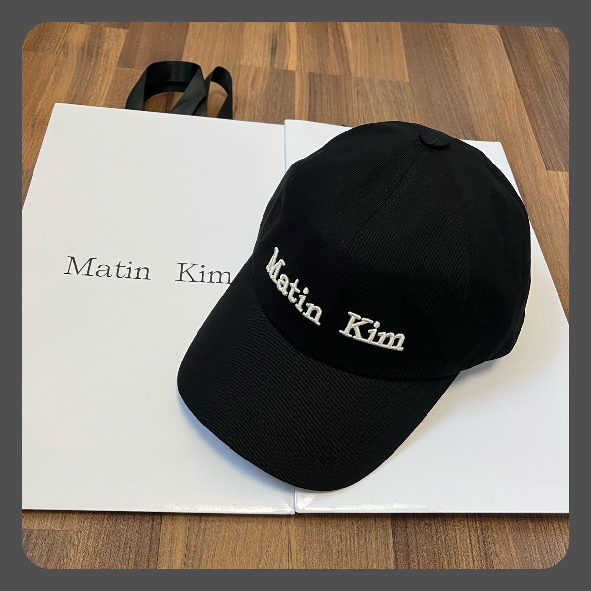 新品 Matin Kim 黒 キャップ フリーサイズ Matin Kim マーティンキム】2025新作 ボリュームロゴ 刺繍