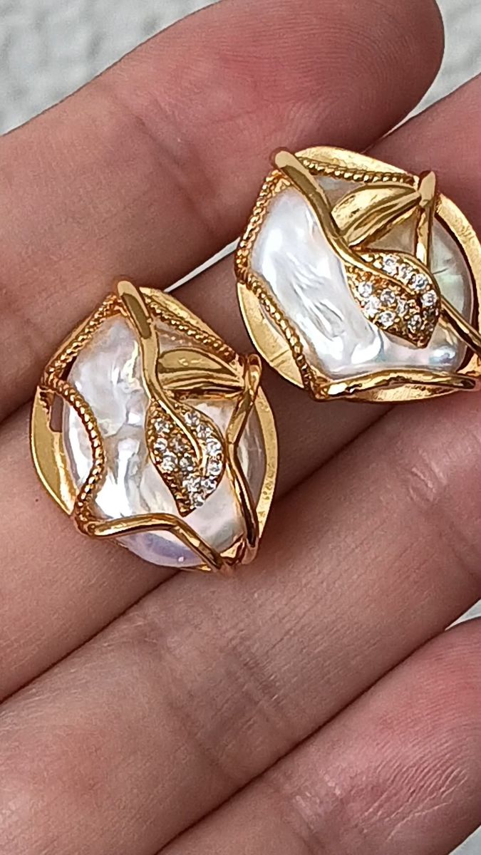 高貴!!大ぶりで美しいマベパールのデザインピアス
