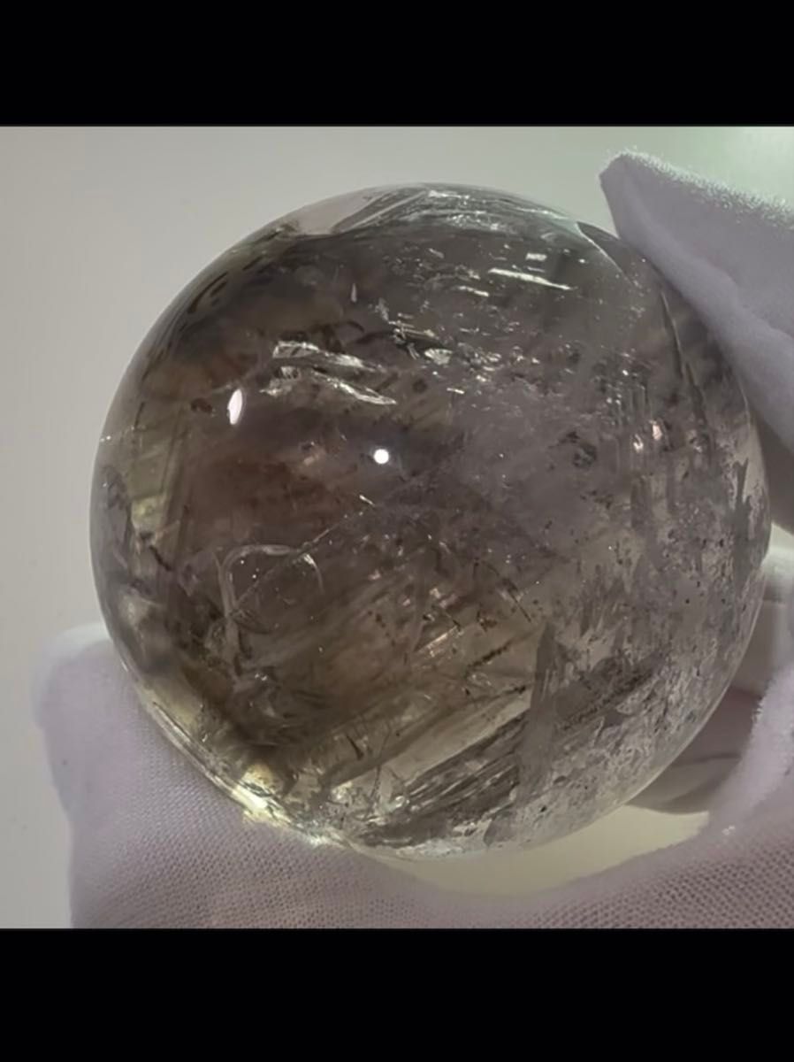 大きな水入り、虹入り負晶 スモーキーアメジストスフィア 幻影ファントムあり 直径約6.4cm【鑑別書付き】