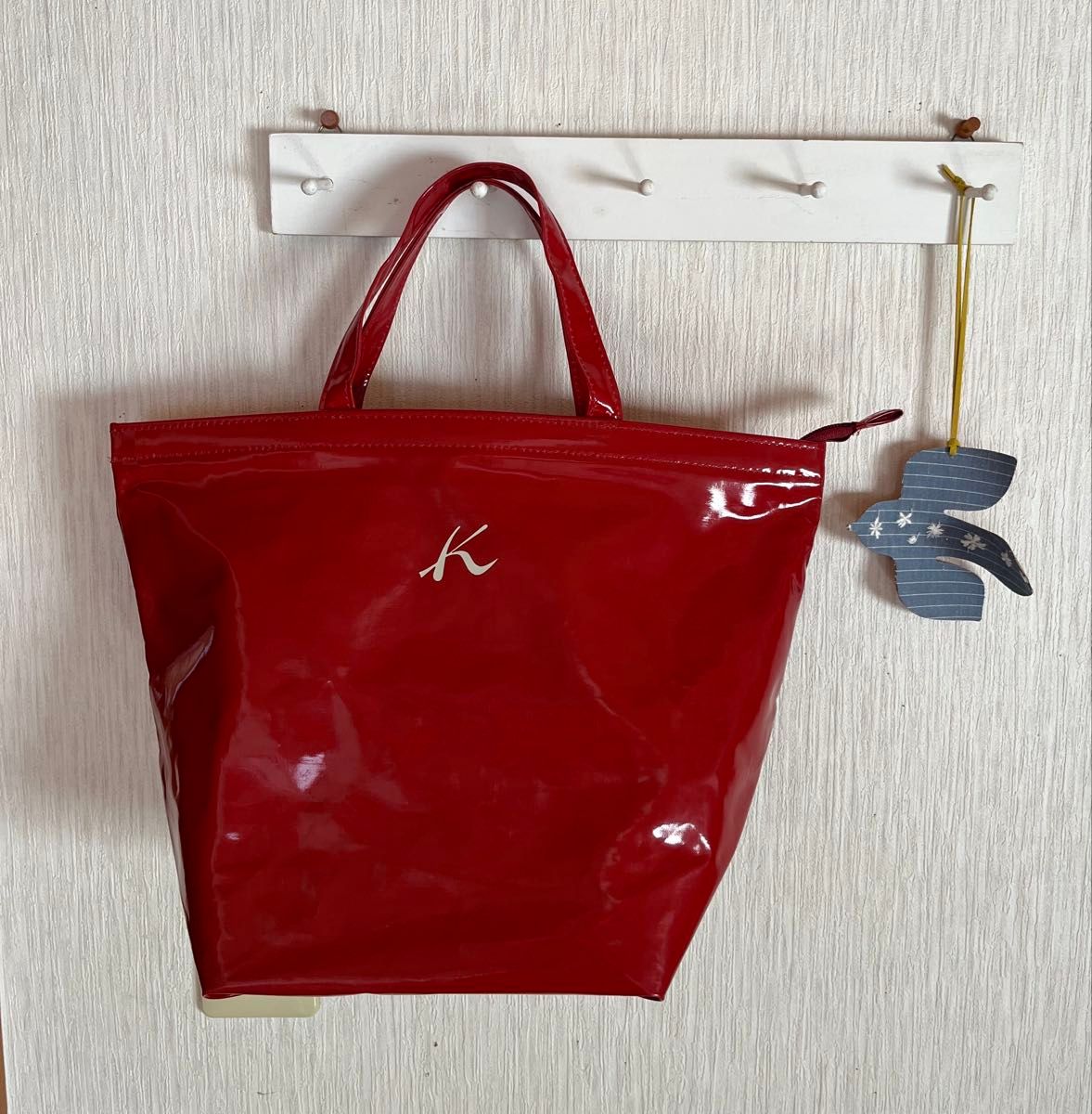 美品&希少❣️キタムラ トートバッグ A4収納 Kロゴ 赤 ポーチ付 キタムラ Kitamura 2way エナメルトートバッグ Kロゴ入り 赤