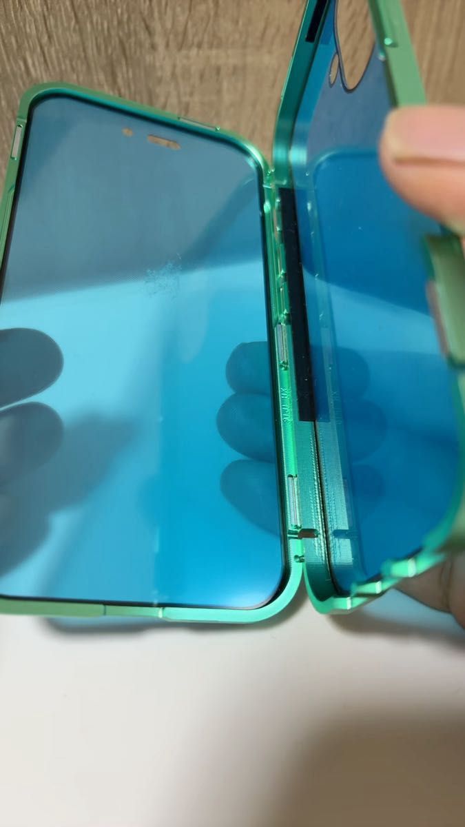 iPhone16 スマートフォン用ケース「メタルグリーン」全体カバーの極美品カメラレンズ保護フィルム付き360度