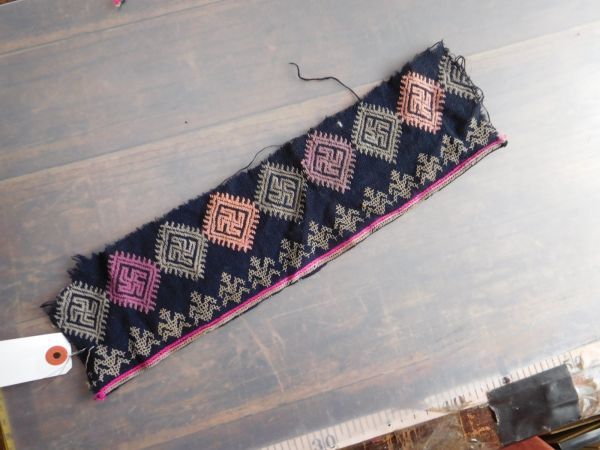 アジア民族衣装等のはぎれYno.86 ヤオ　ミェン 刺繍布37x9cm 山岳民族　ラオス　タイ　インドシナ 手芸材料 古布　藍染　手織り_画像2