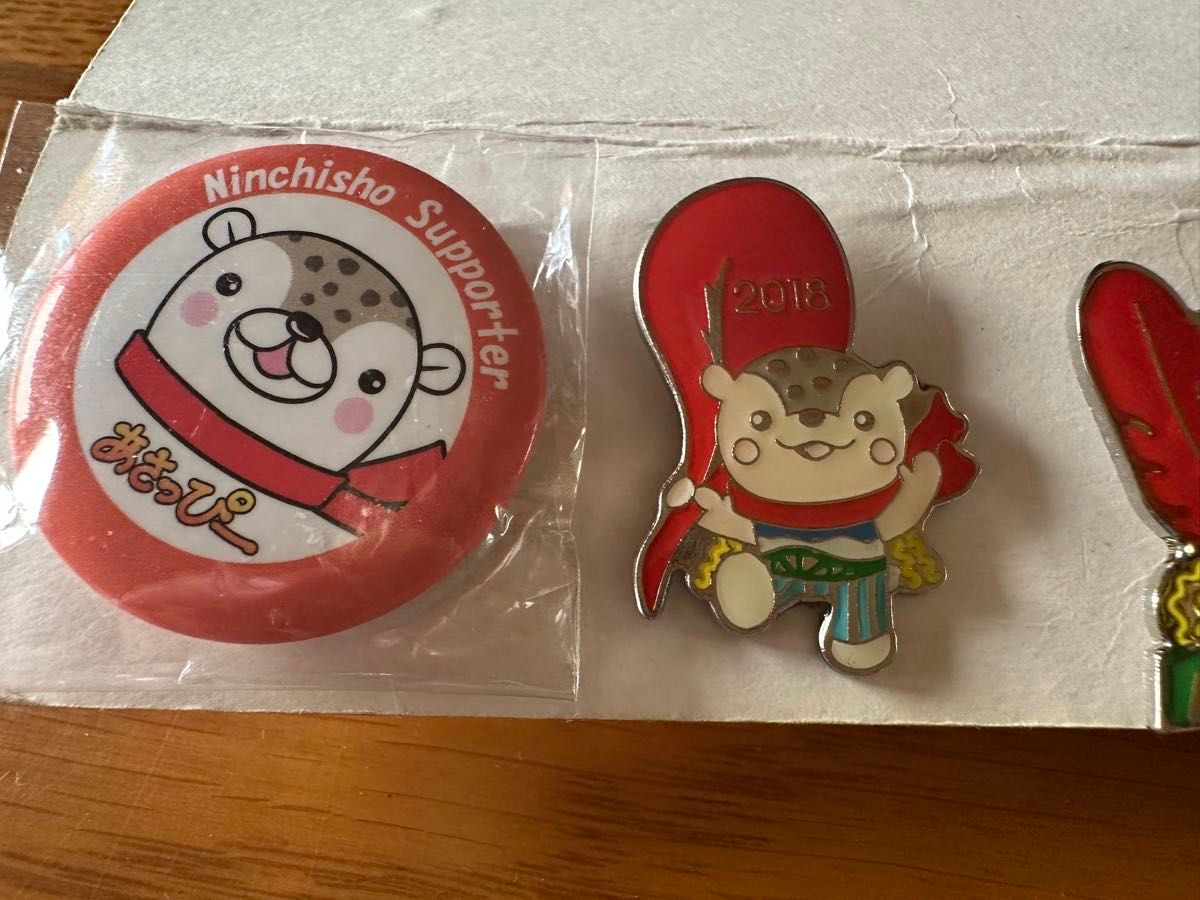 赤い羽根ピンバッチ11個セット 旭川 あさっぴー バッチ12個 赤い羽根共同募金 非売品