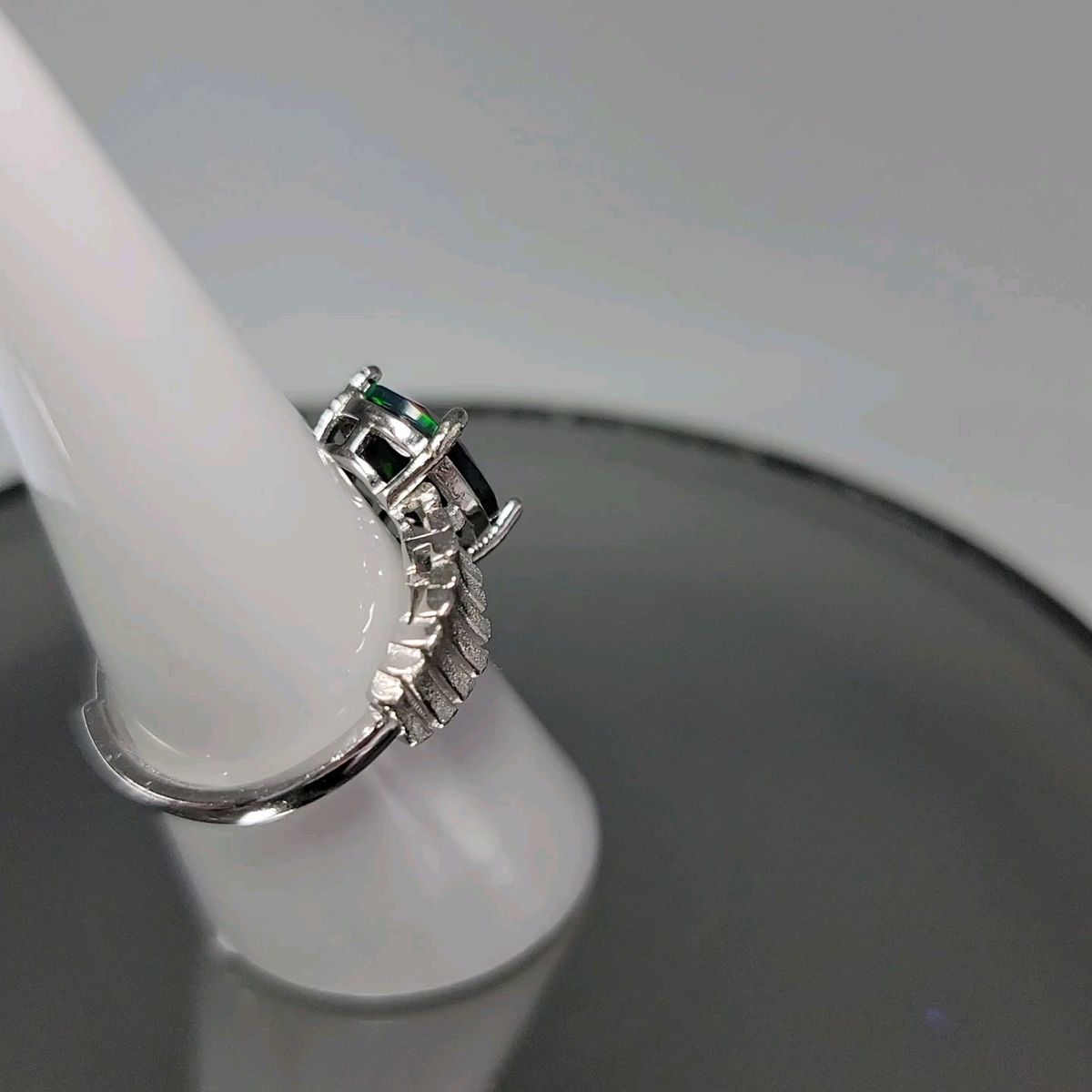 天然【新品】ブラックオパールフリーサイズリング ★ silver925をたっぷり使用した台座 ★ カラフルな遊色 ★ 大きめルース