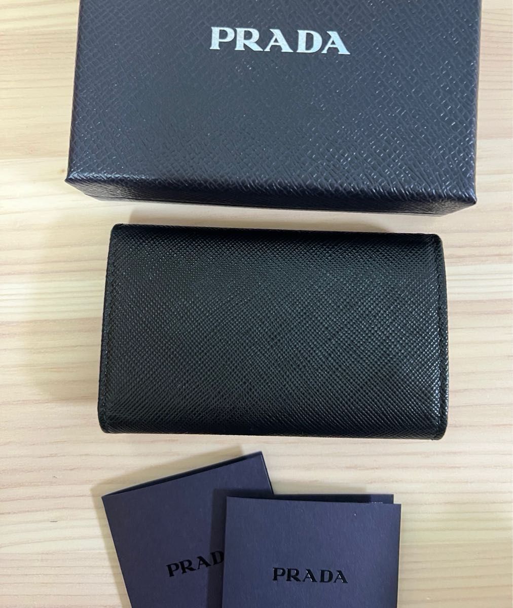 極美品✨ PRADA キーケース サフィアーノ マルチカラー ブラック プラダ 極美品 PRADA プラダ キーケース サフィアーノ マルチカラー