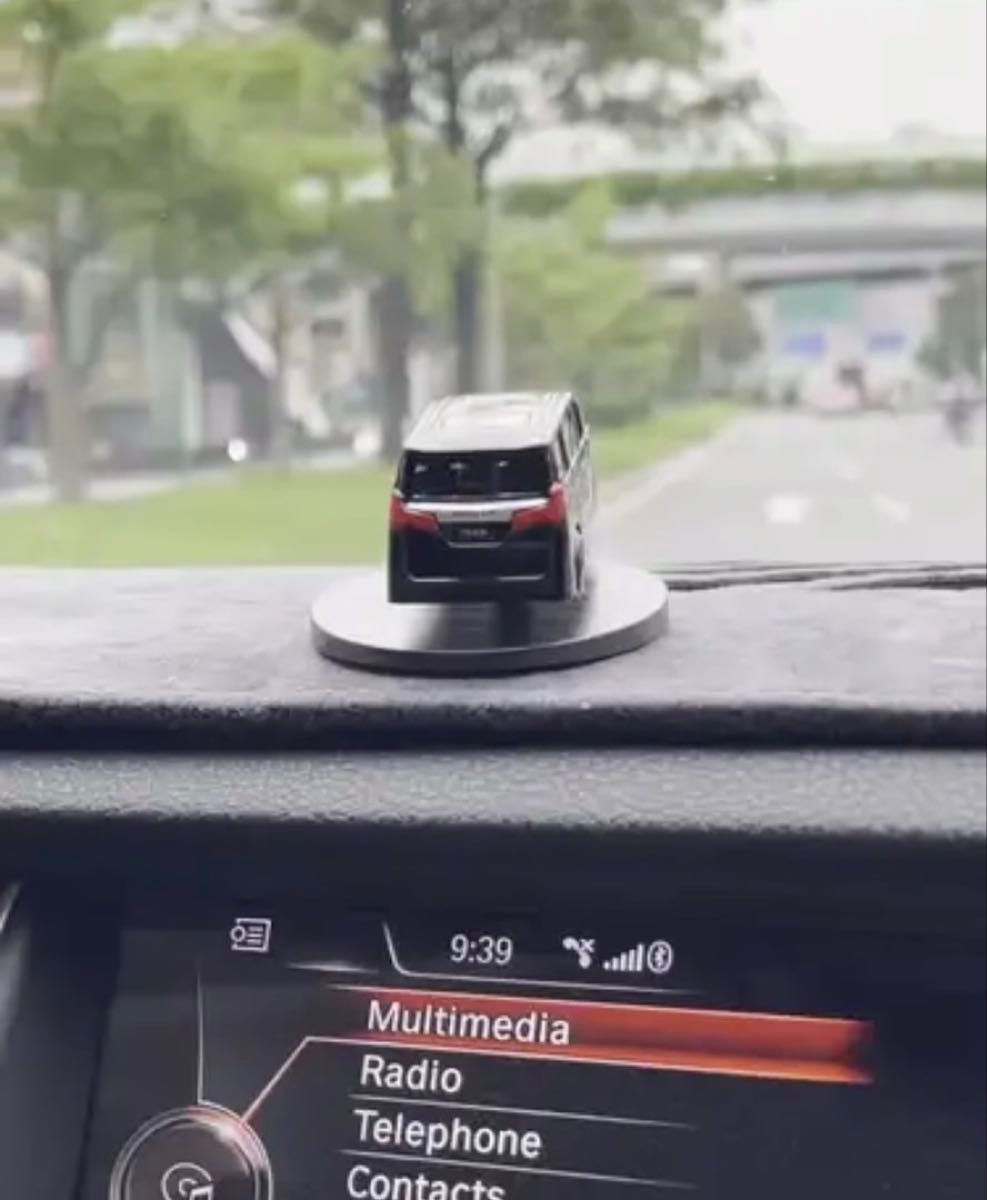 開封済み 未使用 トヨタ アルファード 車内アクセサリー ドリフトとスイングテール装飾、回転式 ミニカー