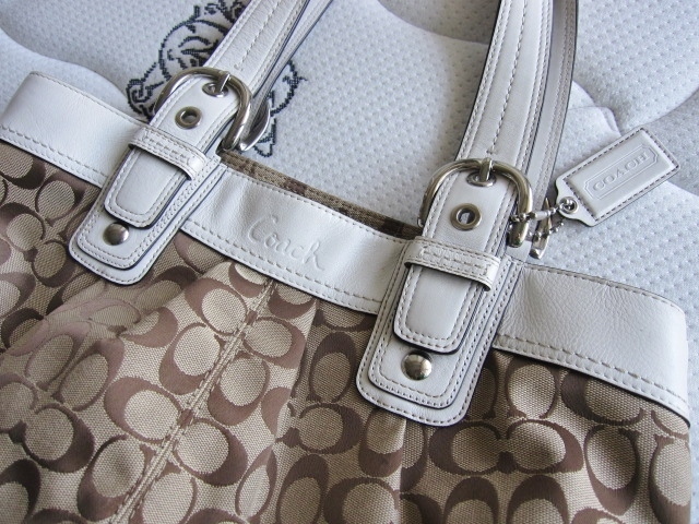 新品同様 COACH バッグ 軽量 免税店 極美品 コーチ ショルダー Brand 美品 シグネチャー正規品 coach ロゴbag 白 レア 海外限定bag 特 得