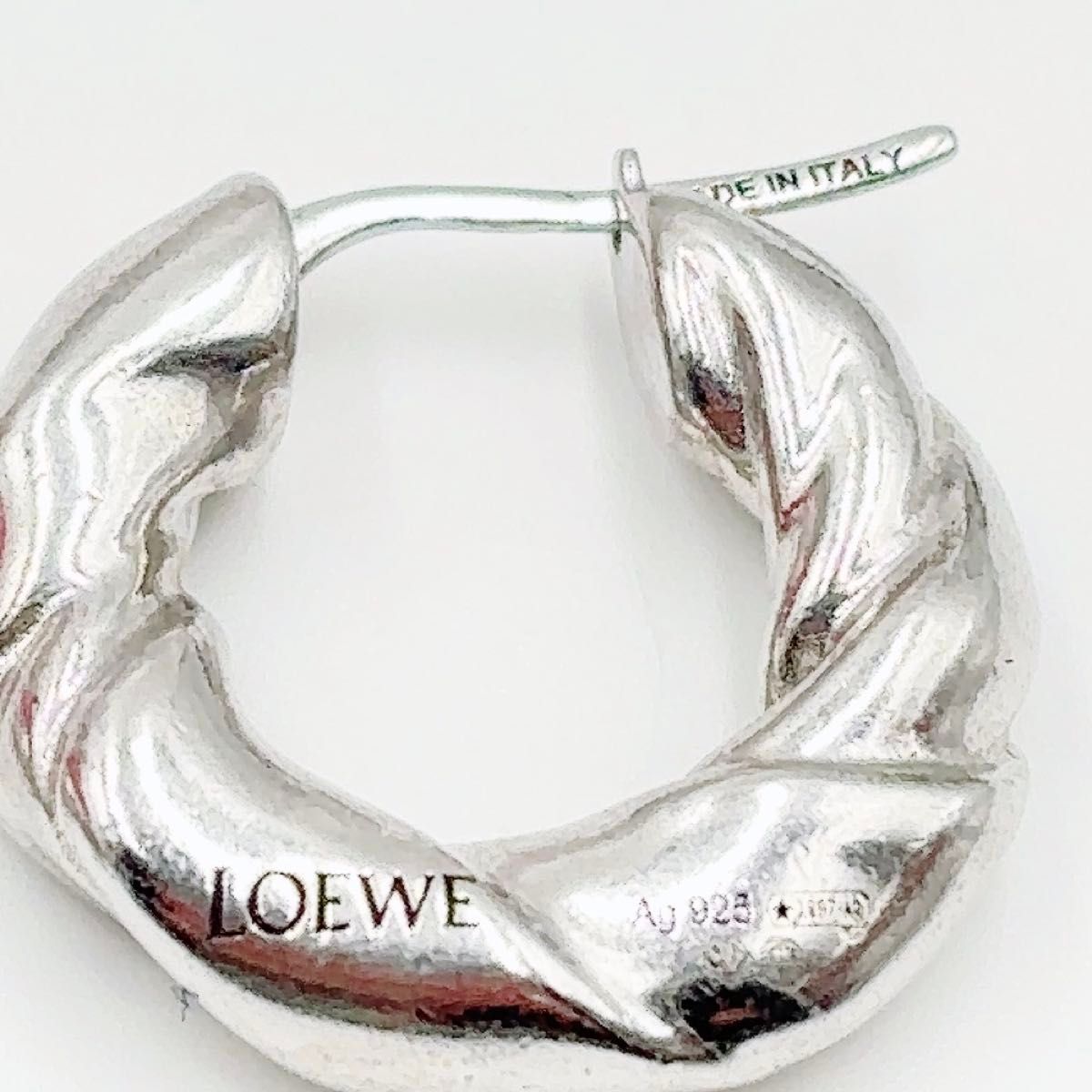 ワンポイント♪【LOEWE】ナパツイスト/ フープピアス/ 刻印入り LOEWE ロエベ ナパツイスト フープ ピアス ロゴ スタッズ留め
