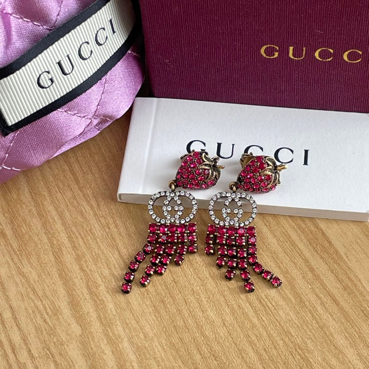 GUCCI ストロベリー いちご 苺 ピアス (片耳) 美品 GUCCI グッチ いちご ピアス 苺 ストロベリー GGロゴ