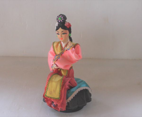 Aucru Com オルゴール付き民族服人形 韓国人形 オルゴール付 ポーズ人形 韓国ドール