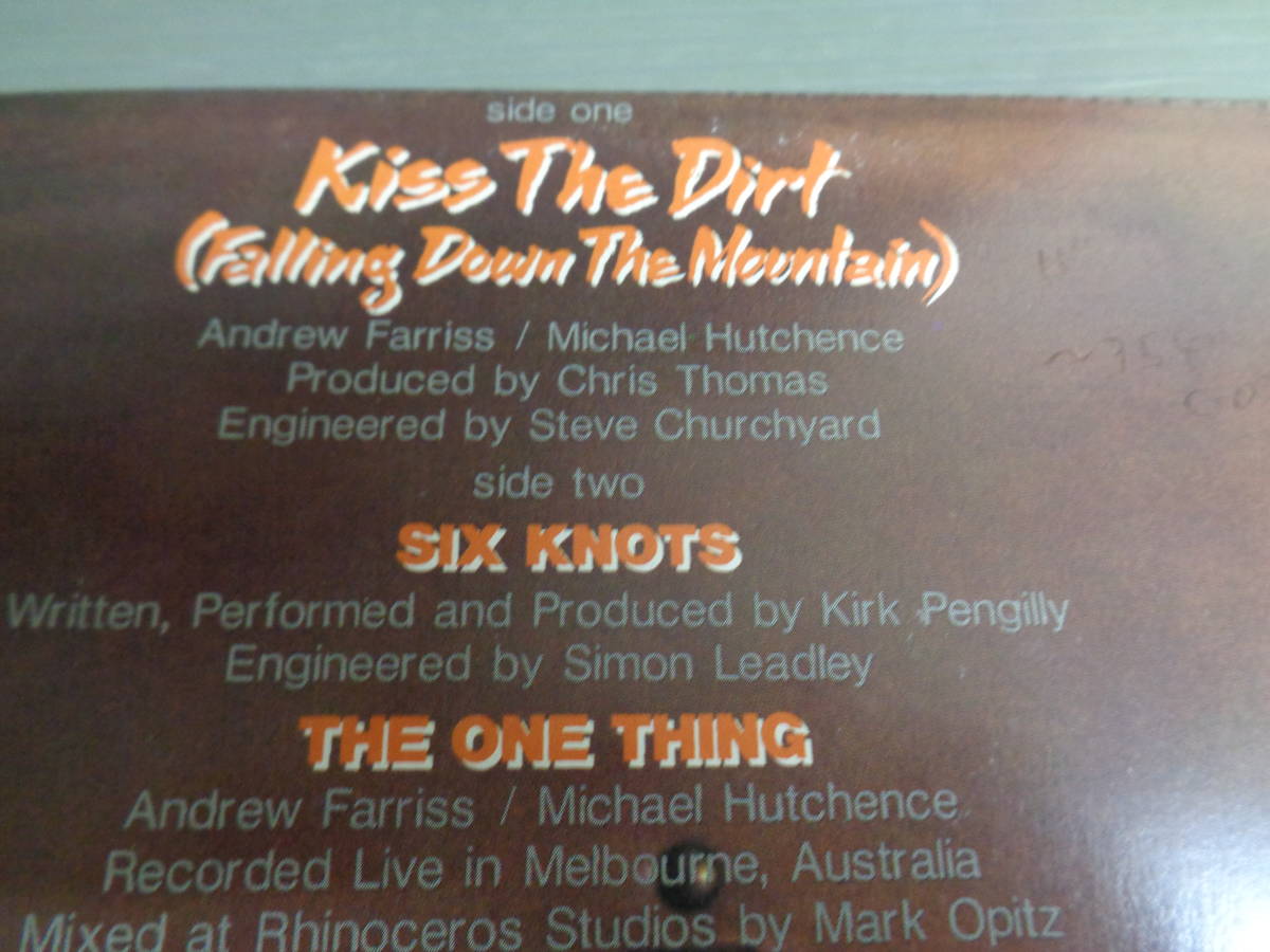 INXS/KISS THE DIRT(FALLING DOWN THE MPUNTAIN)★シングル　プロモ・シート付き_画像4