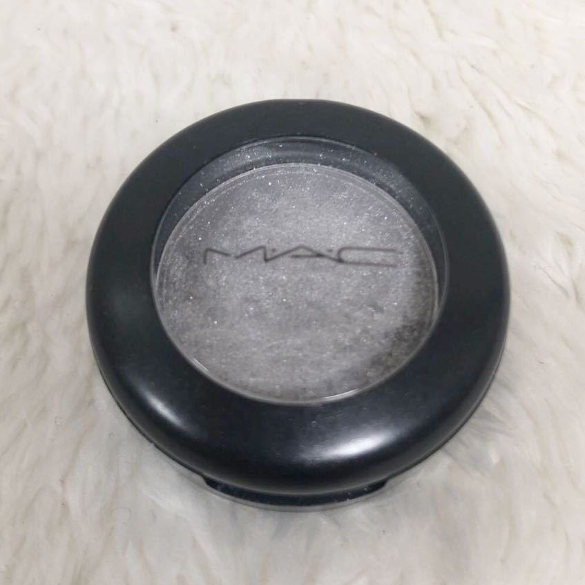 MAC small eyeshadow fine car in 