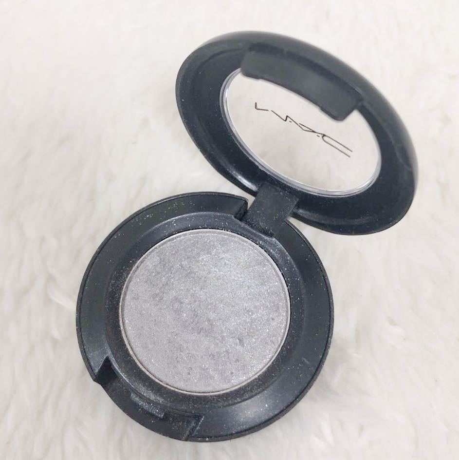 MAC small eyeshadow fine car in 