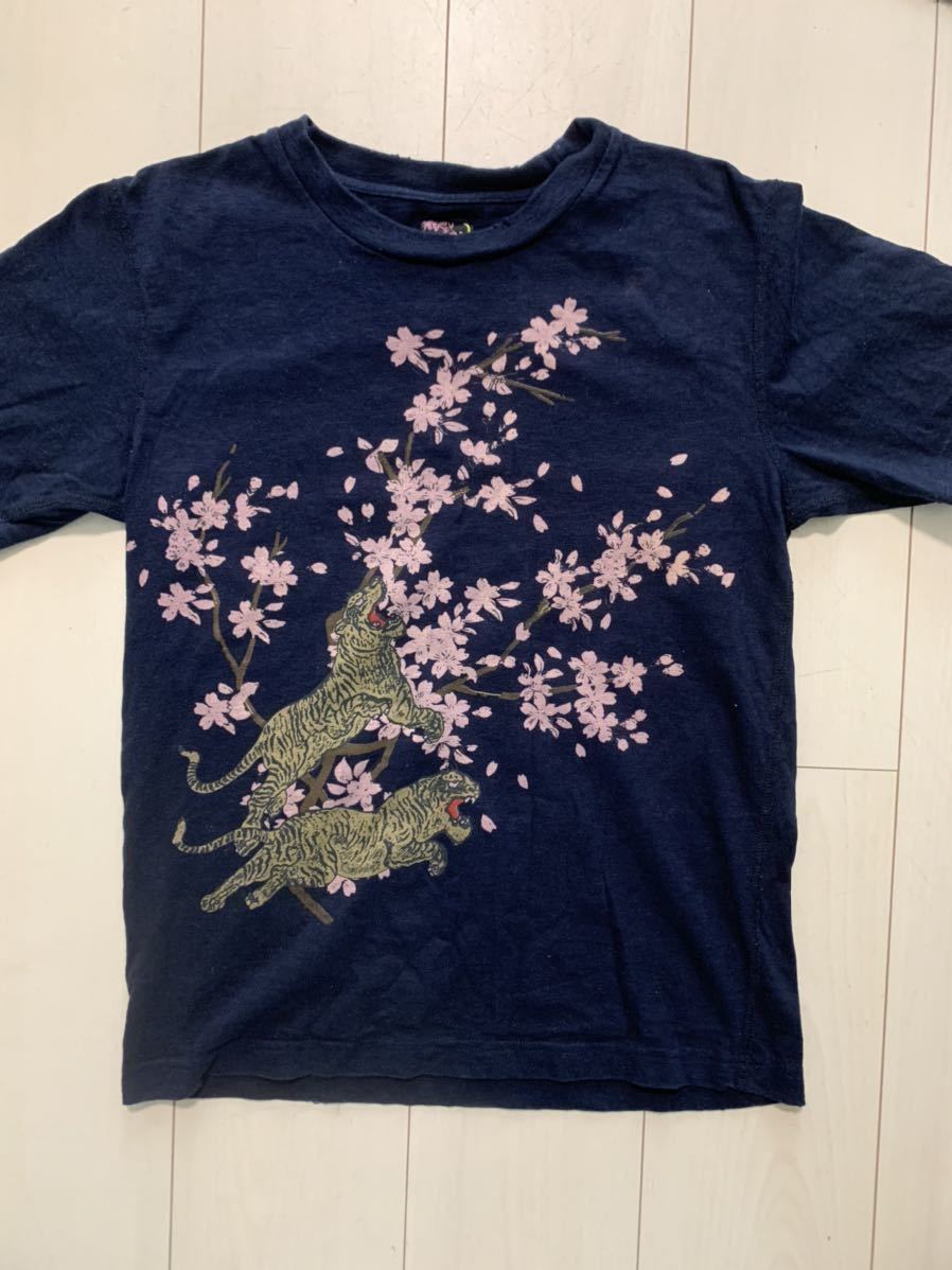 古着　和柄　虎　半袖Tシャツ 半そでTシャツ　Tシャツ　（TORA）ビンテージ加工　美品　寅　桜　ダメージ加工　紺色　ネイビー　Ｍ　メンズ_画像1