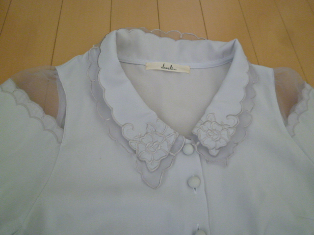 dazzlin/ Dazzlin 0. light blue auger nji- race ska LAP frill embroidery hem . plum Flare shirt M/ short sleeves 0S529