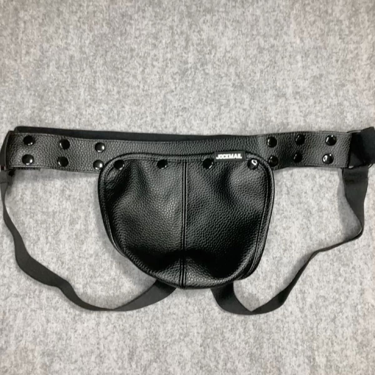 【JOCKMAIL】ジョックストラップ(ケツワレ)ブラック 合皮 フェイクレザー ボタン着脱式 サイズ調節可 メンズ フリーサイズ
