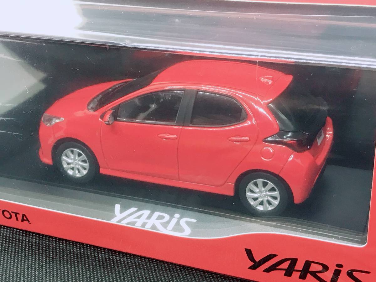 新品★非売品 トヨタ 新型ヤリス_YARIS カラーサンプル 1/30ミニカー クリアケース付 コーラルクリスタルシャイン レッド系 3U7_画像3