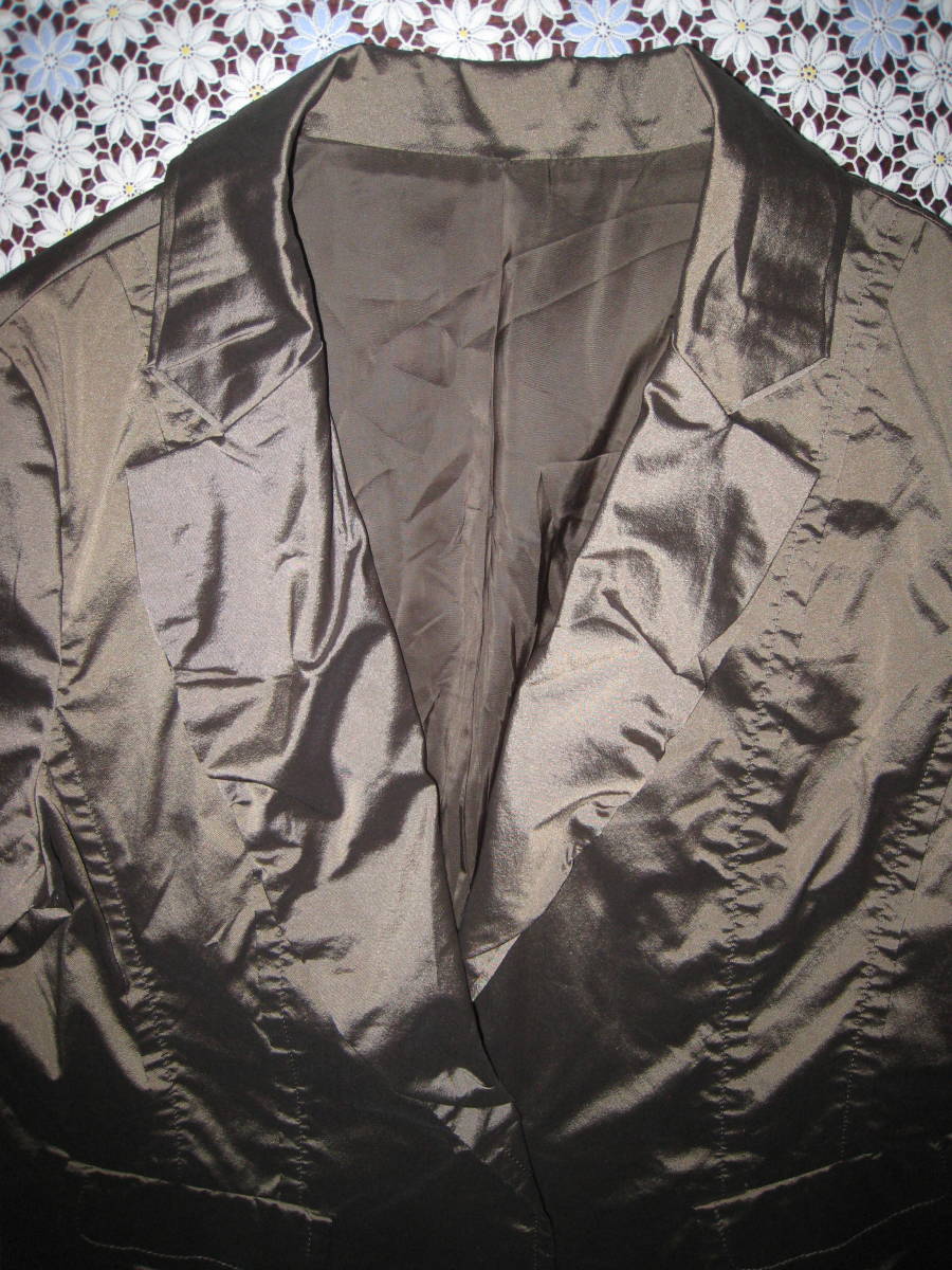 ｋ.ｔ　 大きいサイズ　シルク混、ゴールド（玉虫色）系の素敵なジャケット　４４　美品_画像3