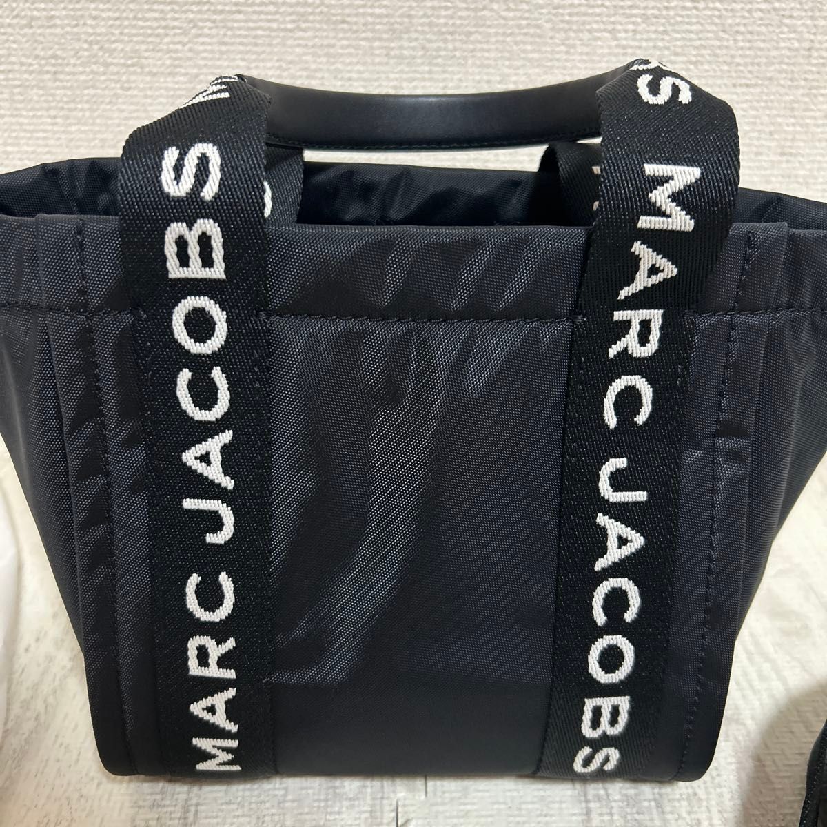 【MARC JACOBS】 ロゴプリントミニトートバッグ ブラック MARC JACOBS ミニトートバッグ ブラック|Yahoo!フリマ(旧