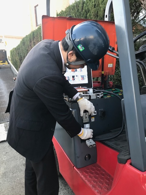 forklift for disaster for electric power conversion vessel ( Sagamihara city Trial system winning! at the time of disaster forklift. battery from smartphone .PC. charge is possible!)