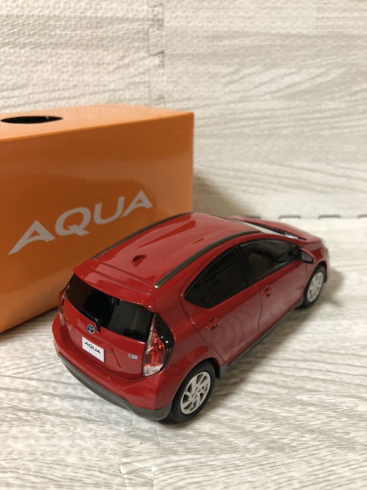 1/30 トヨタ アクア AQUA X-URBAN 後期　非売品 カラーサンプル ミニカー　スーパーレッドⅤ_画像2