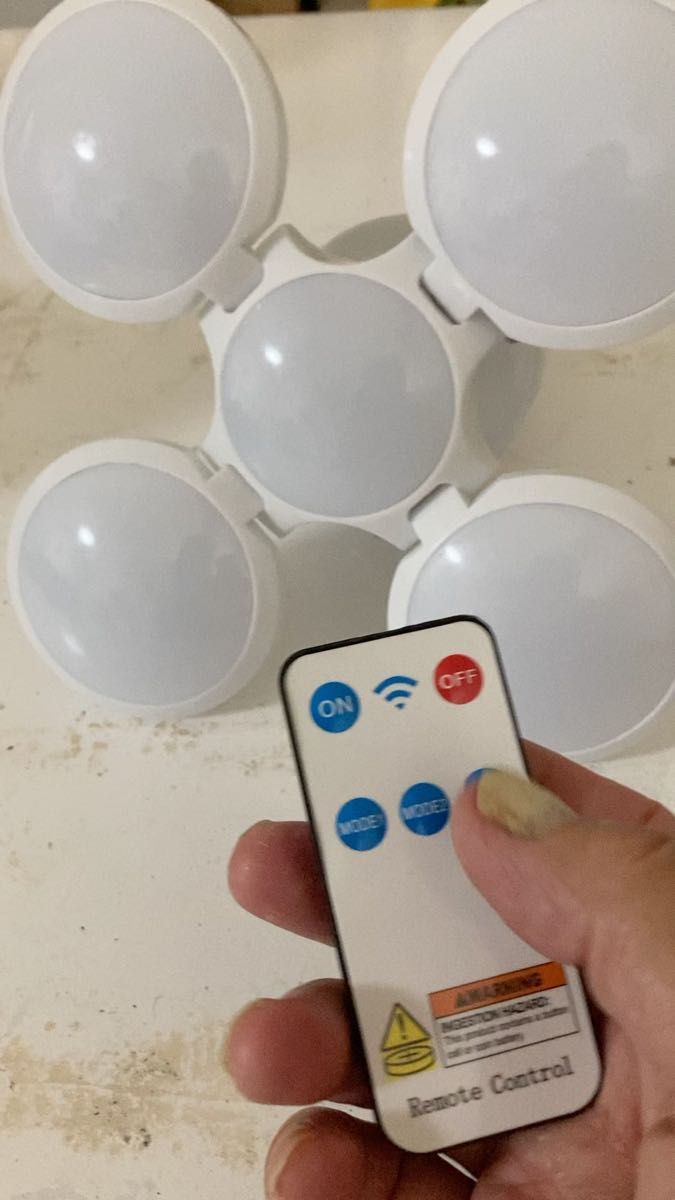 折りたたみ式 ソーラー充電、USB充電、LEDライト キャンプ、高所でも操作出来るリモコン付き 新品未使用品