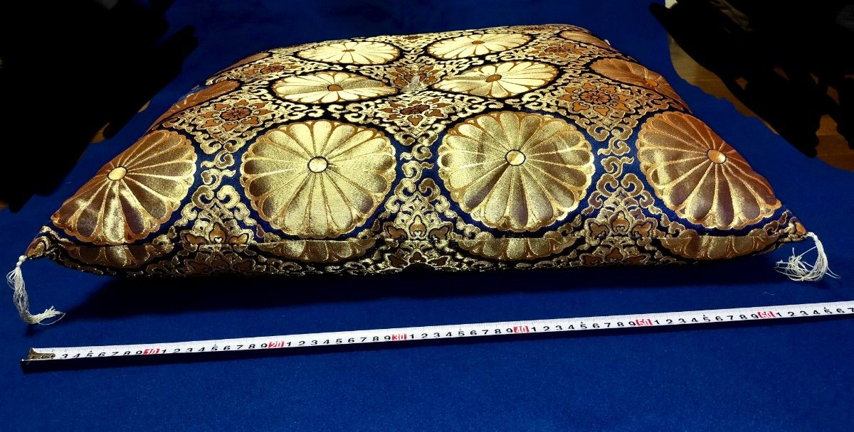 豪華 十六紋菊 座布団 約66cm 皇室 近衛師団 皇宮警察 禁衛府 天台宗 豪華十六紋菊座布団 約66cm皇室近衛師団皇宮警察禁衛府天台宗